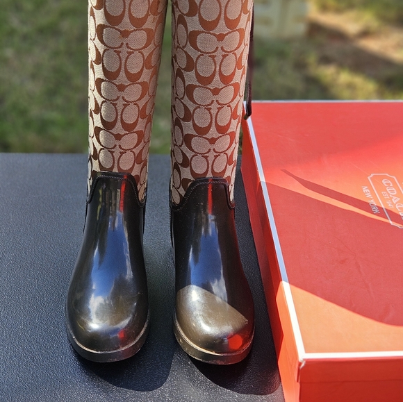 Coach tall boot Size 8. Khaki/Chestnut rubber. - Picture 5 of 6